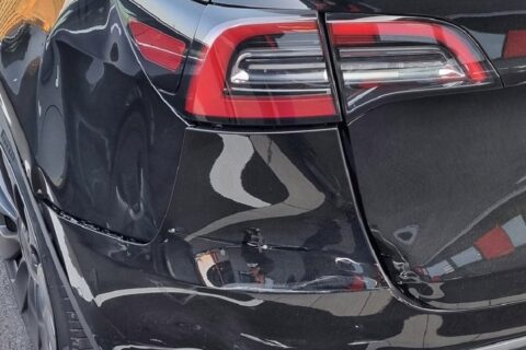 Właściciel Tesli czekał na samochód trzy lata, dzięki czemu otrzymał mocniejszy wariant. W tej sytuacji wydaje się, że oczekiwanie kolejnych tygodni by móc cieszyć się samochodem nie robi róznicy. Jak twierdzi zakup był wart oczekiwania i jak stwierdza "Elon Musk jest niezwykłym facetem". Ponadto jest „szczęśliwy, że znalazł się wśród pierwszych 30” nabywców Tesli wyprodukowanej w Europie.