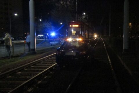 Policjanci zatrzymali dwie pijane kierujące, jedna przyjechała do komisariatu na przesłuchanie, druga wjechała na tory tramwajowe