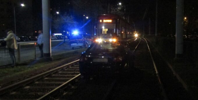 Policjanci zatrzymali dwie pijane kierujące, jedna przyjechała do komisariatu na przesłuchanie, druga wjechała na tory tramwajowe