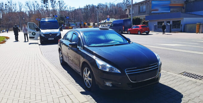 80-letni taksówkarz z odebranymi uprawnieniami. Jeździł, jak gdyby nigdy nic