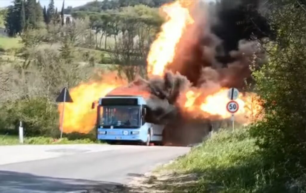 Pożar autobusu elektrycznego. Tak naprawdę był na CNG