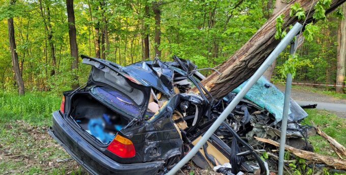Koszmarny wypadek młodego kierowcy BMW. To cud, że udało mu się przeżyć [ZDJĘCIA]