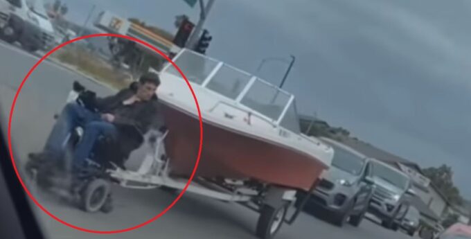 Jadąc na wózku inwalidzkim ciągnął… motorówkę. Zapłacił mandat bo nie zamontował tylnych świateł – takie rzeczy tylko w USA