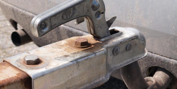 Kierowca samochodu pędził ponad 100 km/h z przyczepką! Zobacz, co stało się z ładunkiem!