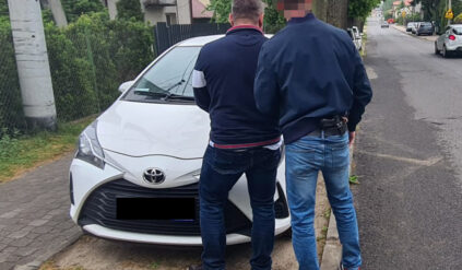 Nagi paser ukrył się w łóżku starszej pani. Wcześniej zdemontował Toyotę C-HR i trzy Yarisy