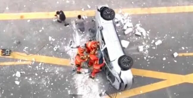 Samochód spadł z trzeciego piętra garażu. Dwie osoby zginęły na miejscu