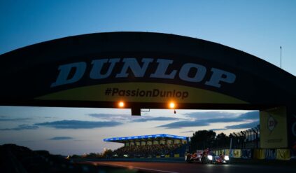 Kubica z kolegami walczy o zwycięstwo. Przetrwali noc w Le Mans. Toyota z awarią