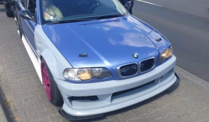 Podczas tuningu BMW zapomniał o miejscu na tablice. Ale hitem dla policjantów był napis na „zegarach”