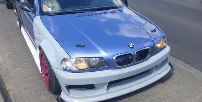 Podczas tuningu BMW zapomniał o miejscu na tablice. Ale hitem dla policjantów był napis na „zegarach”