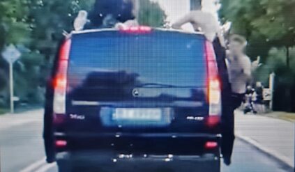 Kierowca busa przewoził ludzi… na dachu. Więzienia raczej nie uniknie