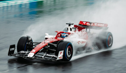 Bottas zamienił cztery na dwa kółka i wygrał!