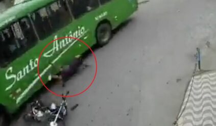 Głowa motocyklisty trafiła pod koła autobusu. Gdyby nie kask, nie byłoby czego zbierać