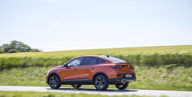 Zastanawiałeś się, jak bezpiecznie wyprzedzić traktor? Renault przychodzi z pomocą