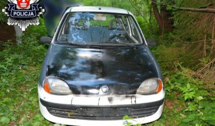 Nastolatek dwa razy ukradł to samo Seicento. Aby przechytrzyć policjantów, pomalował maskę sprayem na inny kolor