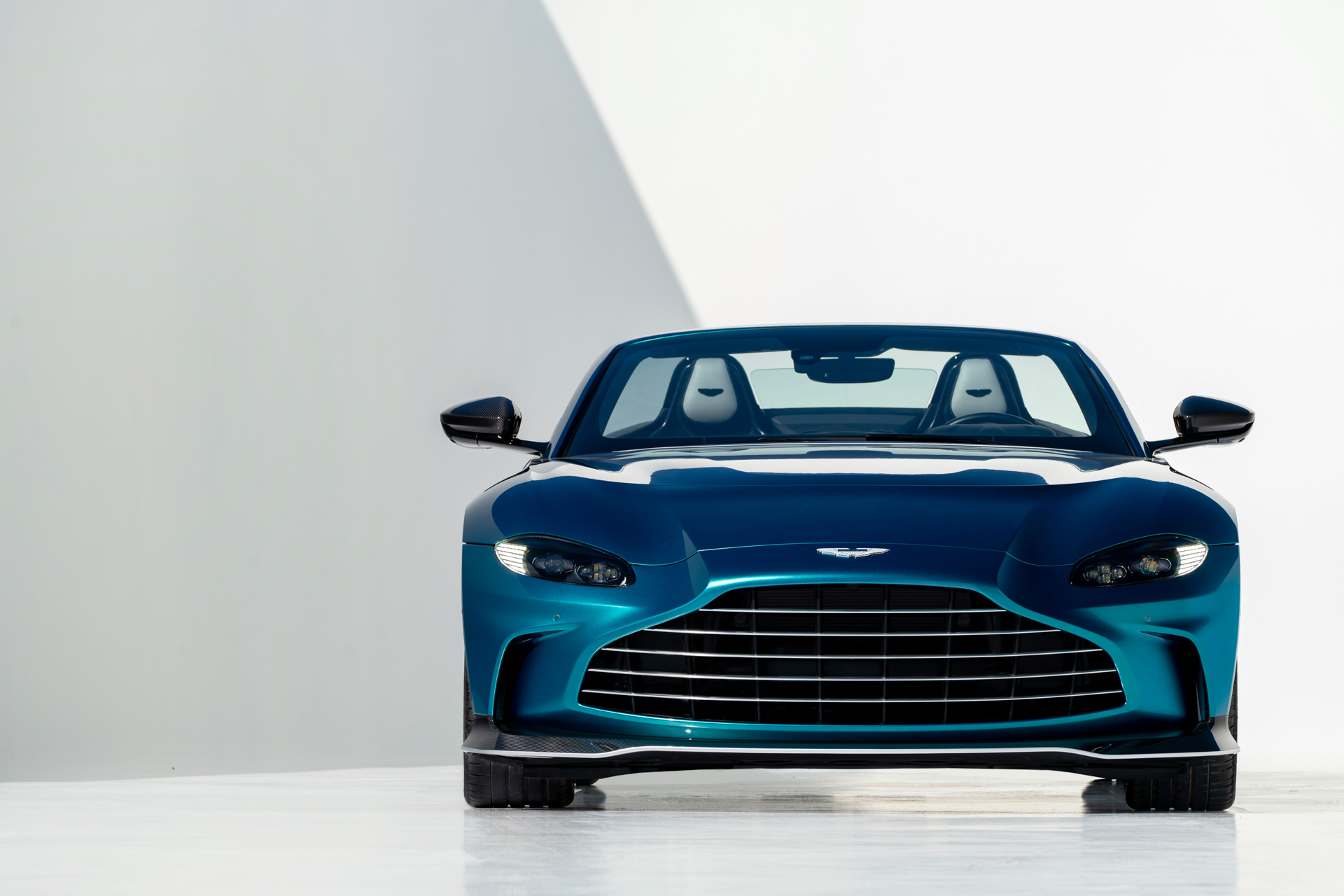 2023-Aston-Martin-V12-Vantage-Roadster-00014