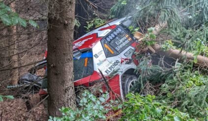Koszmarny wypadek w Czechach! Silnik wystrzelił z auta! [ZDJĘCIA]