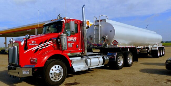 Elektryczna ciężarówka kontra jej spalinowy odpowiednik! Porównanie mówi samo za siebie!