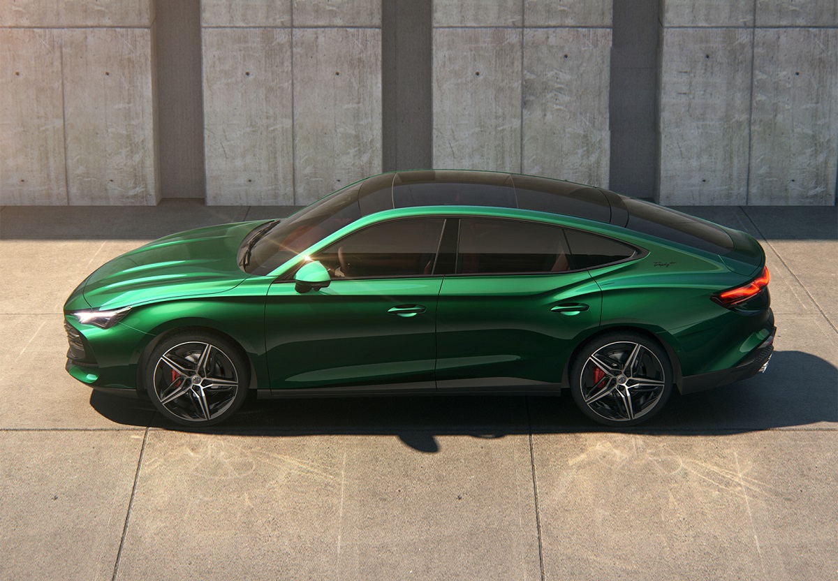 MG7 bok nowy samochod sportowy