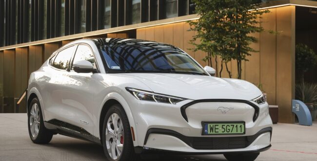 Ford Mustang Mach-E rok po premierze stał się pionierem polskiego rynku pojazdów elektrycznych