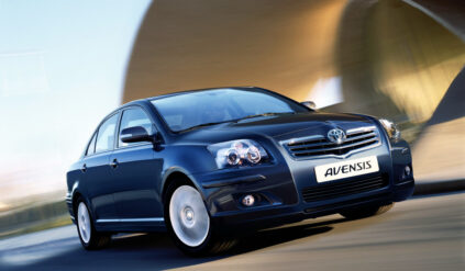 Używana Toyota Avensis – trwałość pod znakiem zapytania?! Poznaj jej wady i zalety!