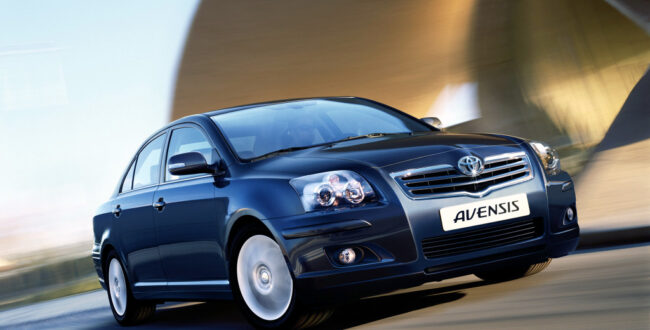 Używana Toyota Avensis – trwałość pod znakiem zapytania?! Poznaj jej wady i zalety!