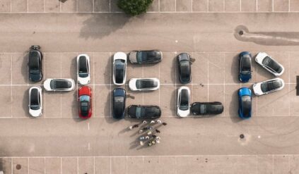 Właściciele Tesli mają dosyć fatalnej jakości swoich pojazdów. Ułożyli z aut wymowny napis i zaczęli strajk głodowy