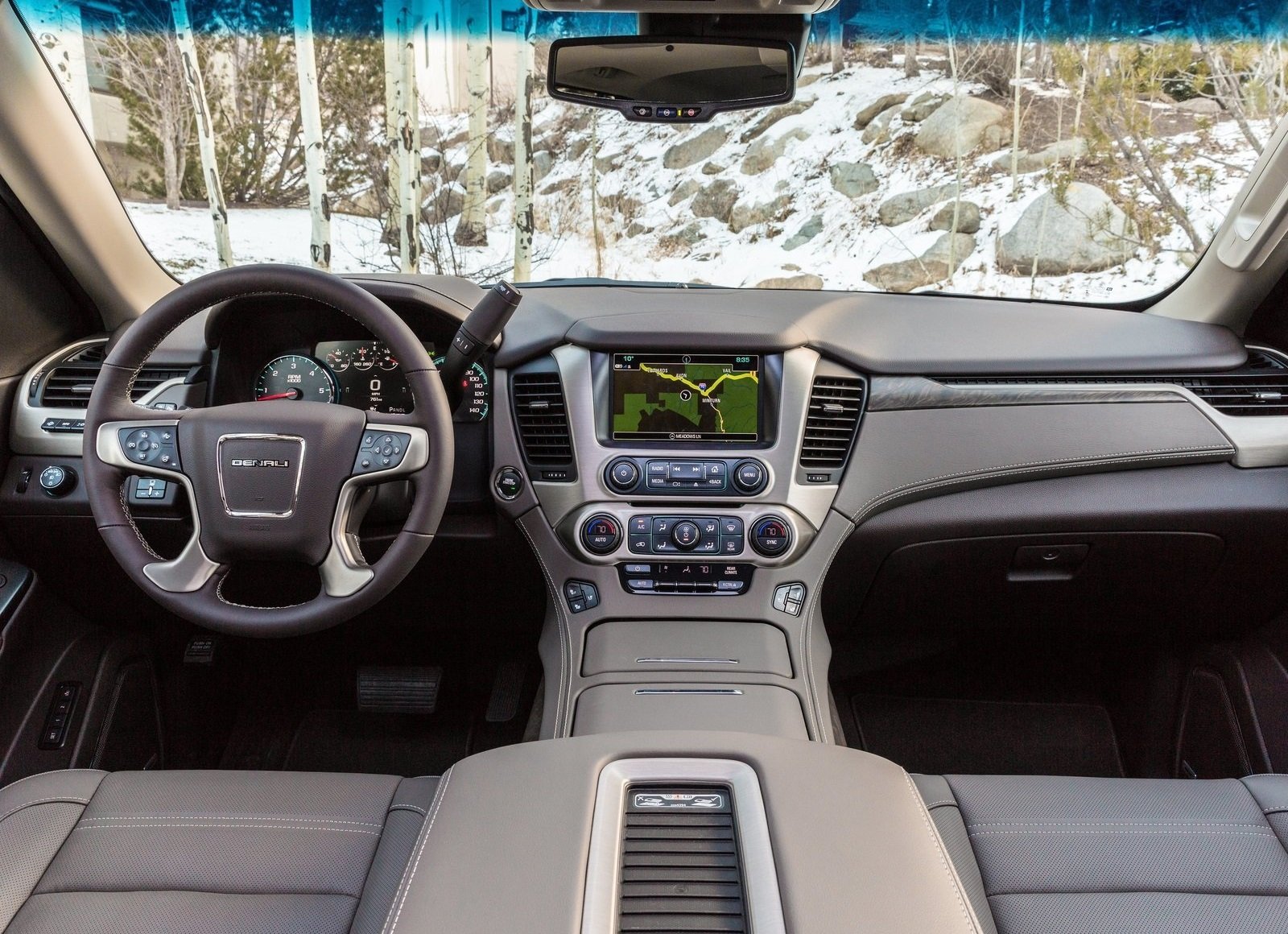 kobieta-suv-gmc-yukon