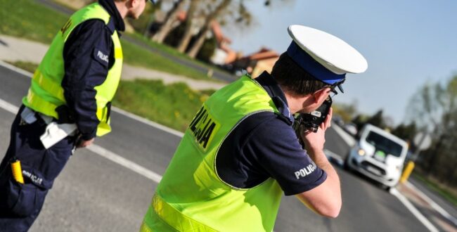 Jaki mandat za jaką prędkość na drodze? Kluczowe zmiany, które trzeba wiedzieć