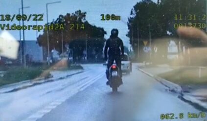 Motocyklista szpanował i zabawiał się w akrobatę. Problem w tym, że przed radiowozem grupy SPEED