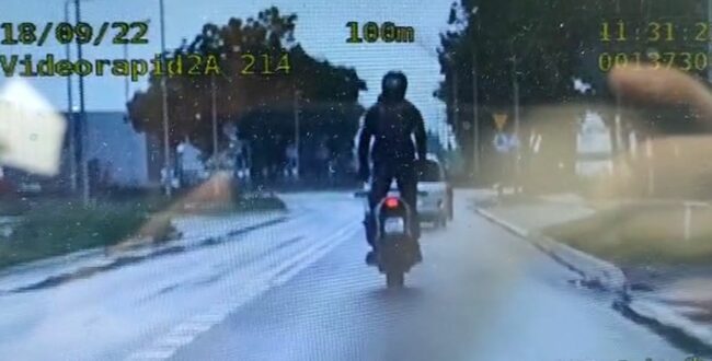 Motocyklista szpanował i zabawiał się w akrobatę. Problem w tym, że przed radiowozem grupy SPEED