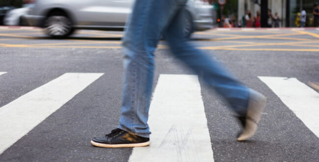 Nowe przejścia dla pieszych zyskują na popularności! Koniec pierwszeństwa na pasach zbliża się wielkimi krokami?!
