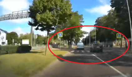 Policja może więcej? Wyprzedzanie na przejściu dla pieszych – piękny przykład dla obywatela