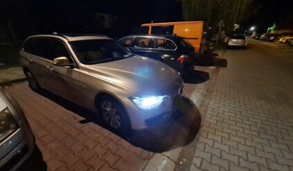 Zostawił na noc BMW z włączonym silnikiem na parkingu. Jaka będzie za to kara?
