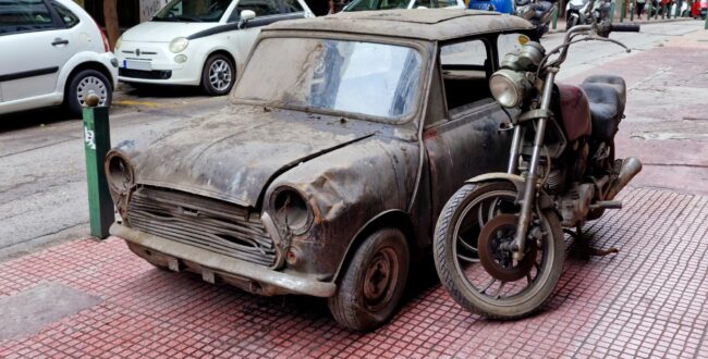 Porzucone pojazdy po 30 latach zostały usunięte z hotelowego parkingu. To Mini Cooper i Yamaha