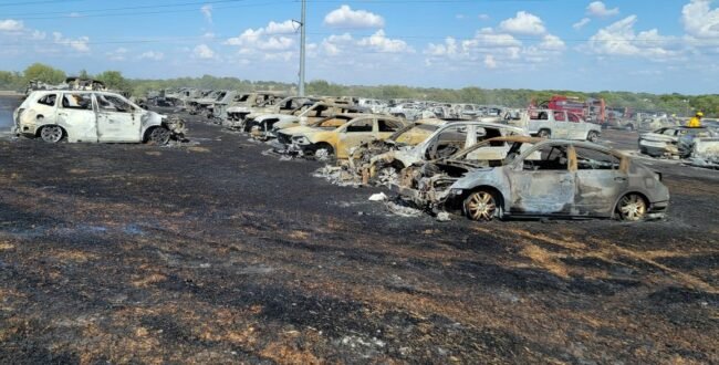Zapalił papierosa i spalił 73 auta. „Nie dało się go ugasić”