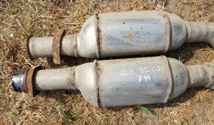 Jeden uczył drugiego, jak kradnie się katalizatory. Policjanci nie wierzyli własnym oczom