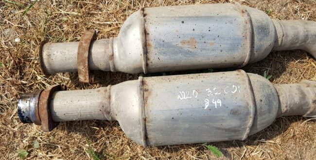 Jeden uczył drugiego, jak kradnie się katalizatory. Policjanci nie wierzyli własnym oczom