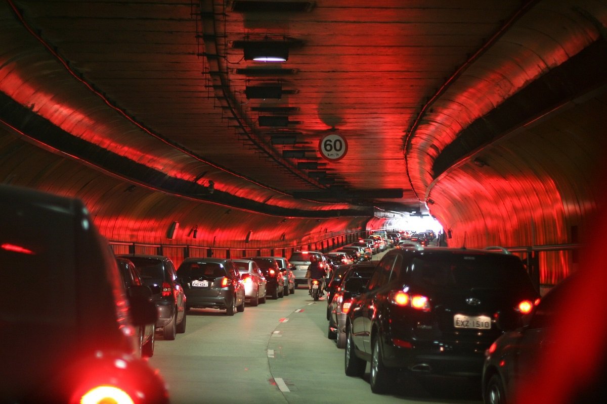 kierowcy samochody tunel światła