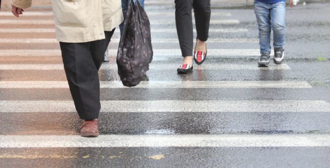 Pierwszeństwo na pasach to nie nieśmiertelność! Wciąż są piesi, którzy tego nie rozumieją…