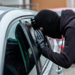 Zobaczył na fotelu auta 2 zł i chciał je ukraść. Teraz „geniuszowi” grozi 10 lat więzienia