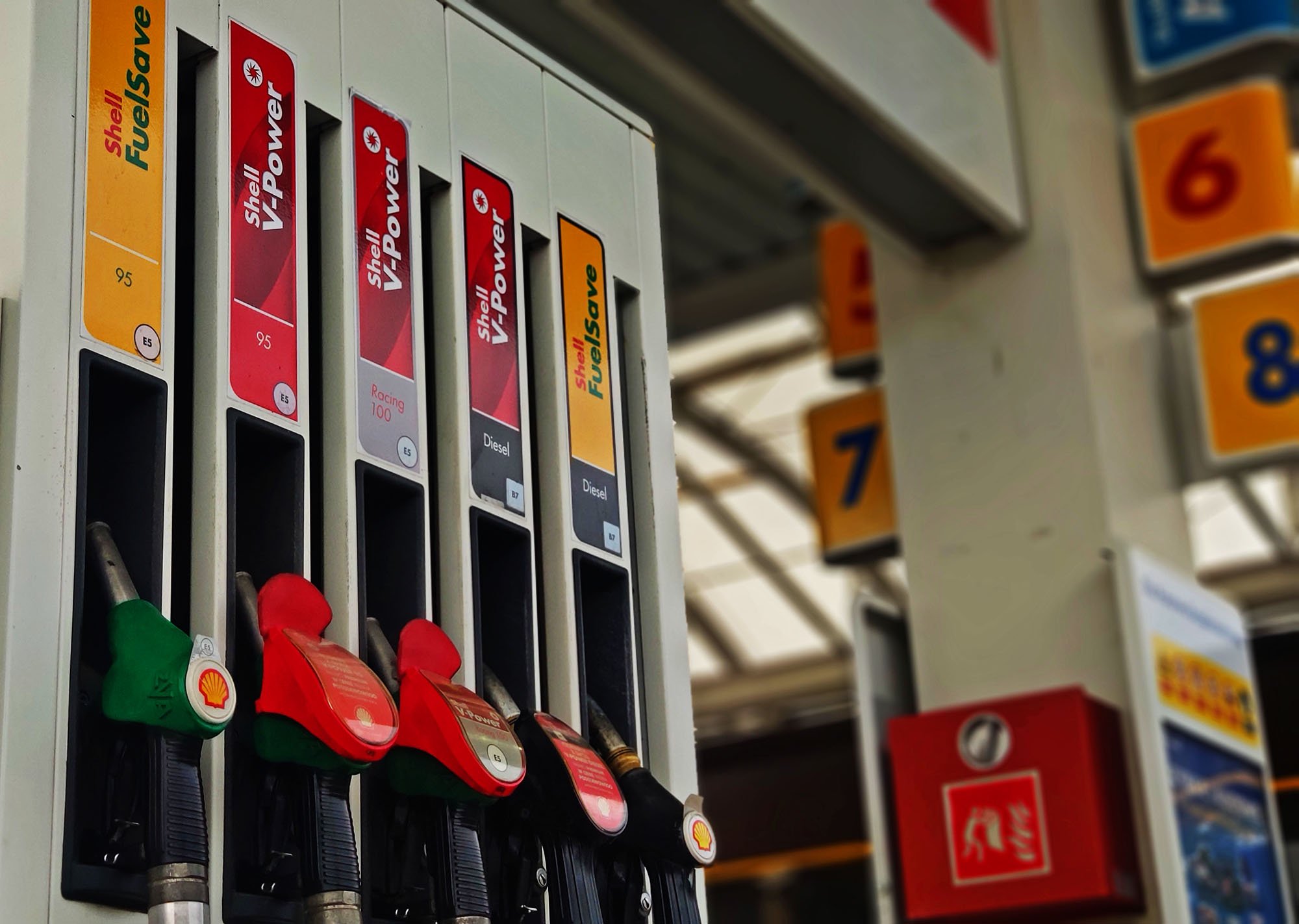 Shell dystrybutor na stacji paliw