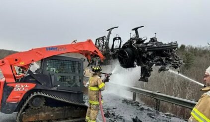 45 tys. litrów wody – tyle potrzebowali, żeby zgasić Teslę. „Po ugaszeniu zapalała się na nowo”