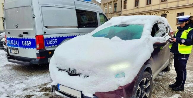 policja piła mandat śnieg na samochodzie