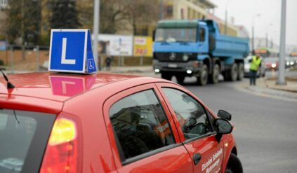 Koniec jawnych pytań na egzaminie na prawo jazdy! Kursanci nie znają przepisów i najwyższy czas to zmienić…