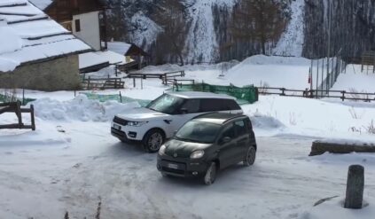 Fiat Panda kontra Range Rover na śniegu. Kierowca Velara nie wiedział co jest grane