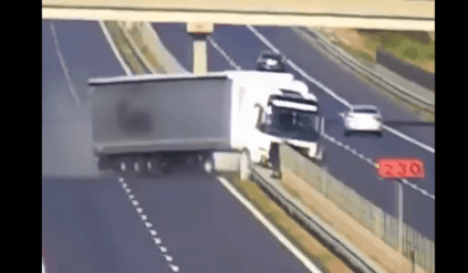 nagranie wypadek tir ciężarówka opona wystrzał opony autostrada