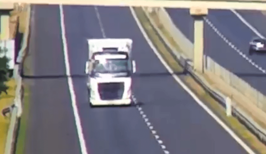 nagranie wypadek tir ciężarówka opona wystrzał opony autostrada