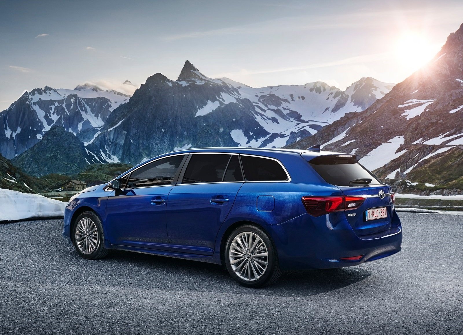 toyota-avensis-wielkie-kombi