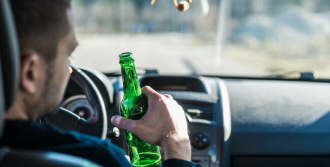 Pijany staranował radiowóz a potem zwyzywał policjantów. Na koniec zaproponował łapówkę, żeby „w ogóle go nie widzieli”