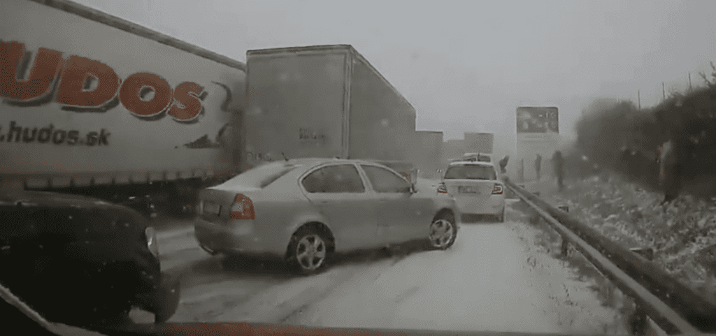 życie karambol czechy samochód autostrada wypadek śnieg śliska droga (2)